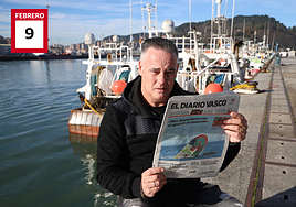 Recuerdo. Rubén sujeta la portada de DV del pasado 10 de febrero, con la imagen del 'María Reina Madre' hundiéndose en el Cantábrico.