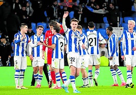 Los jugadores de la Real celebran una victoria.