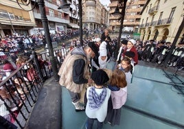 Olentzero y Mari Domingi en la visita realizada el pasado año a Beasain.