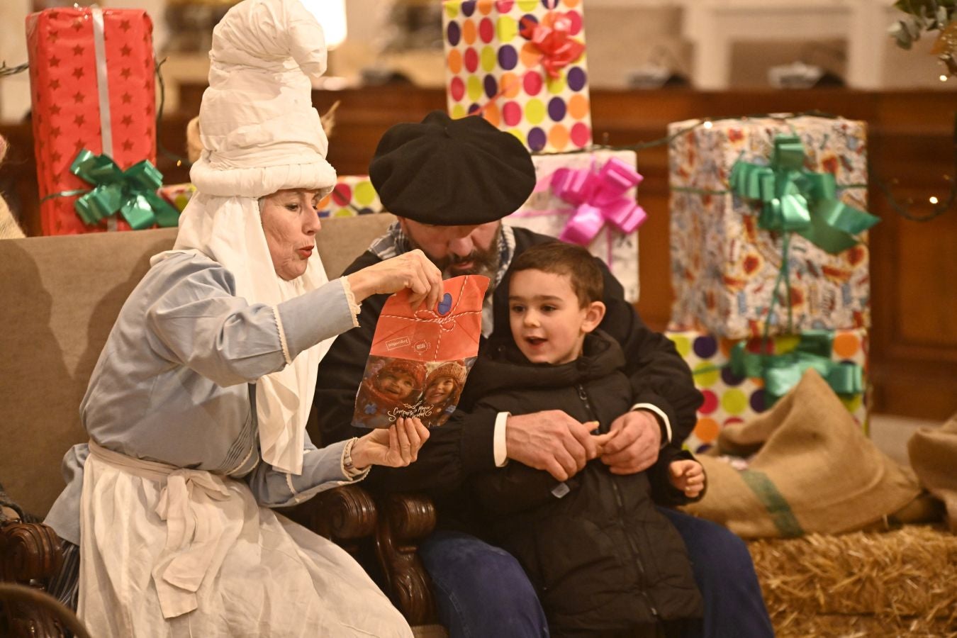 La lluvia no puede con Olentzero y Mari Domingi en Donostia