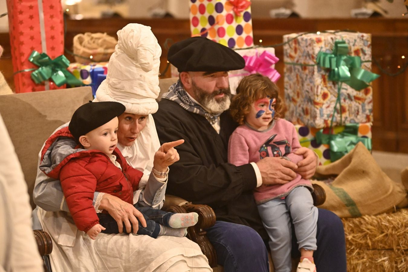 La lluvia no puede con Olentzero y Mari Domingi en Donostia