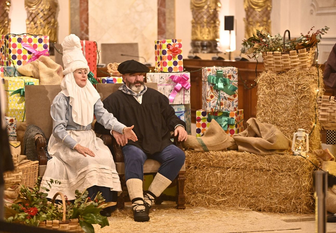 La lluvia no puede con Olentzero y Mari Domingi en Donostia