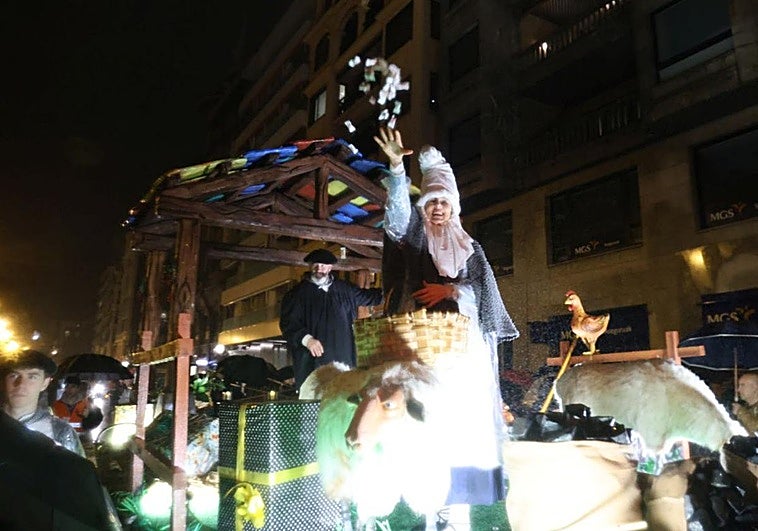 Olentzero y Mari Domingi han llegado a Donostia en una txalupa a remo por el río Urumea