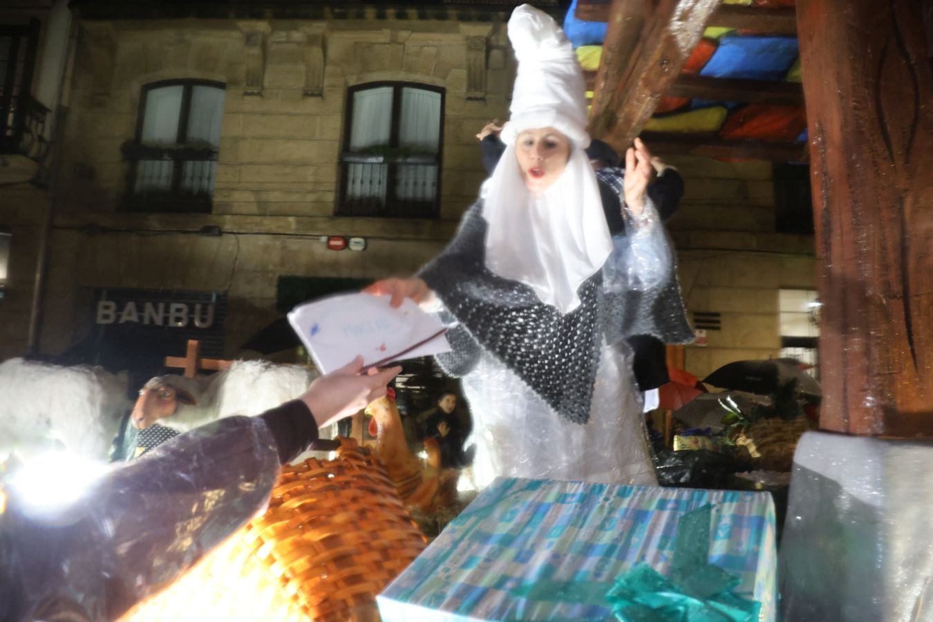 La lluvia no puede con Olentzero y Mari Domingi en Donostia