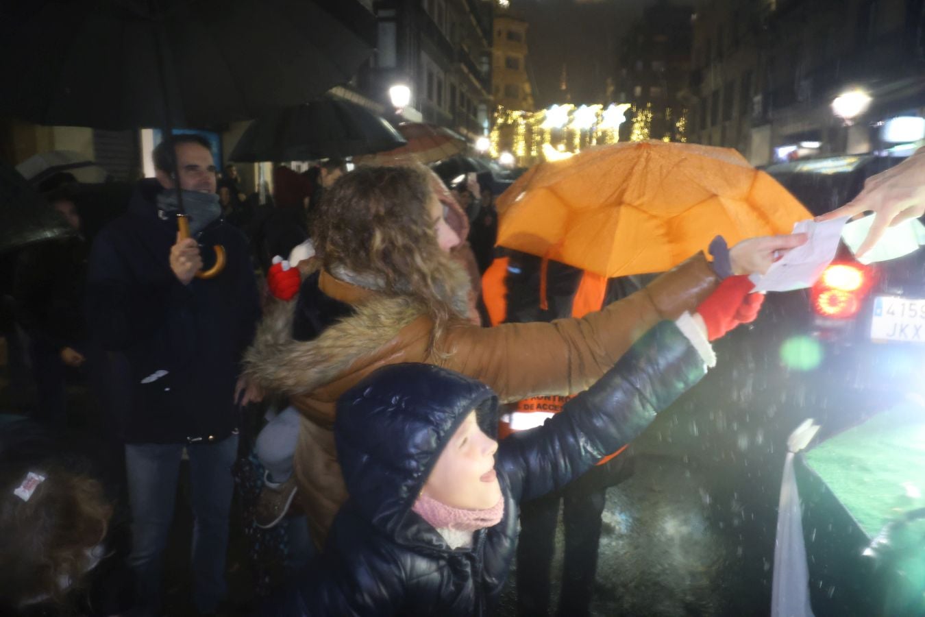 La lluvia no puede con Olentzero y Mari Domingi en Donostia