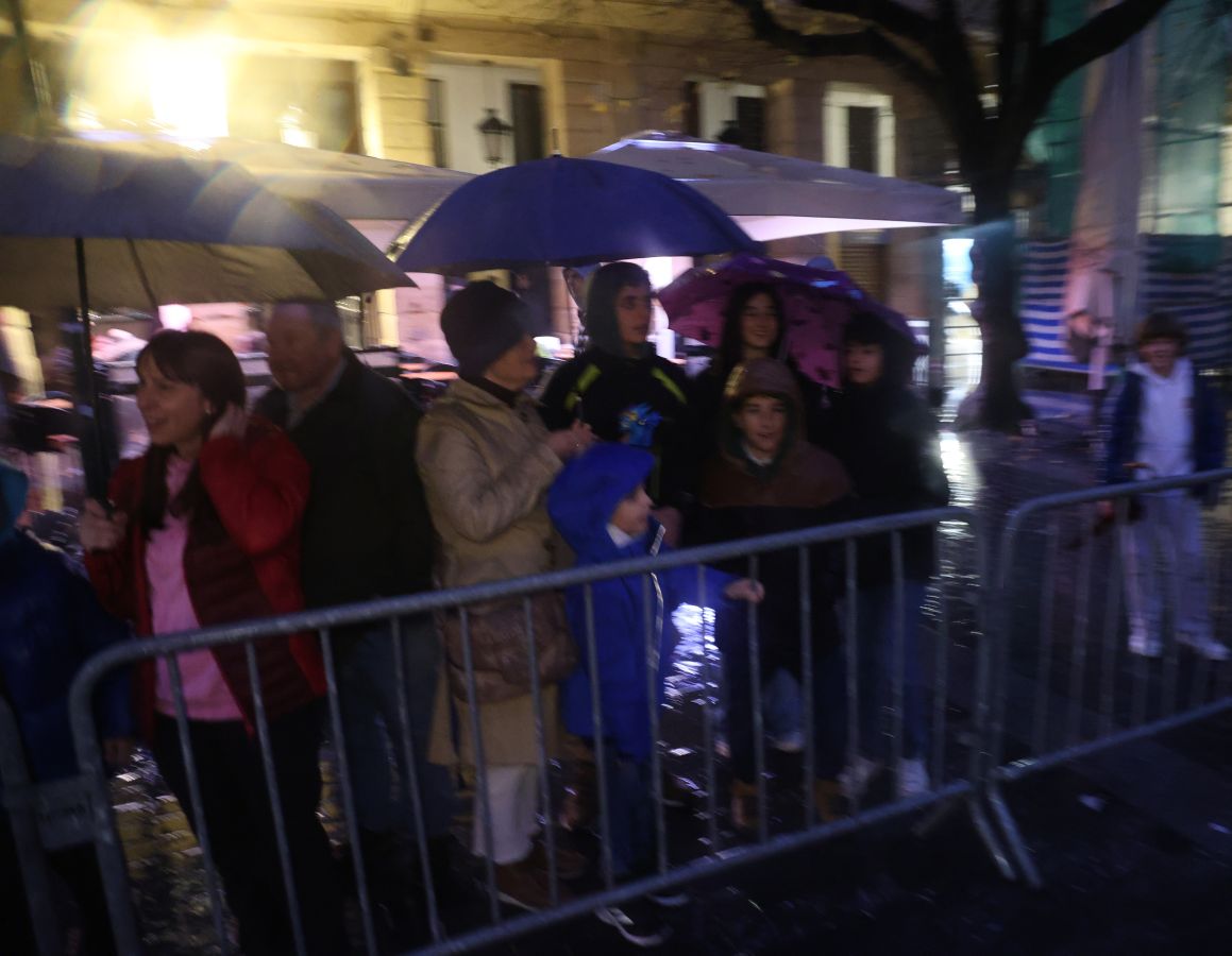 La lluvia no puede con Olentzero y Mari Domingi en Donostia