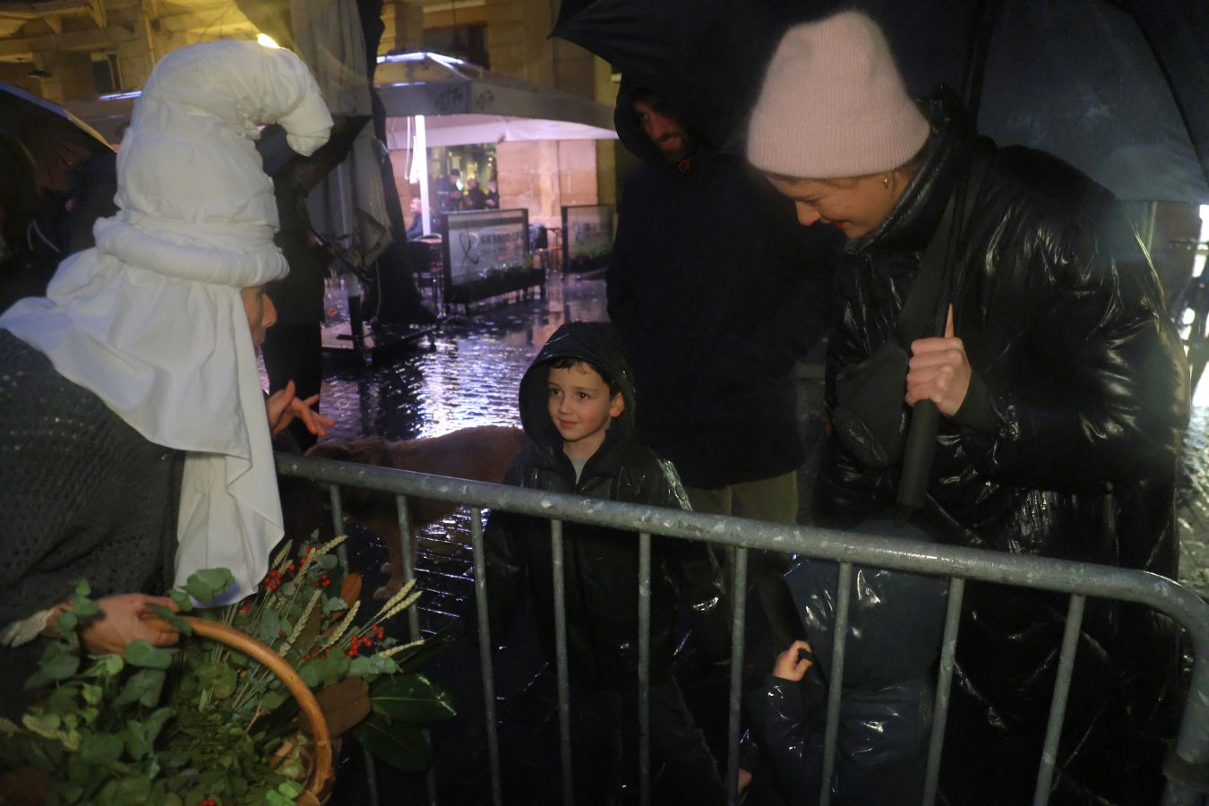 La lluvia no puede con Olentzero y Mari Domingi en Donostia