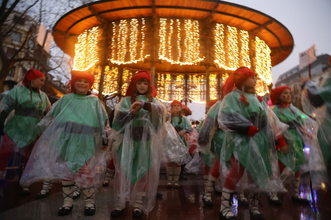 La lluvia no puede con Olentzero y Mari Domingi en Donostia