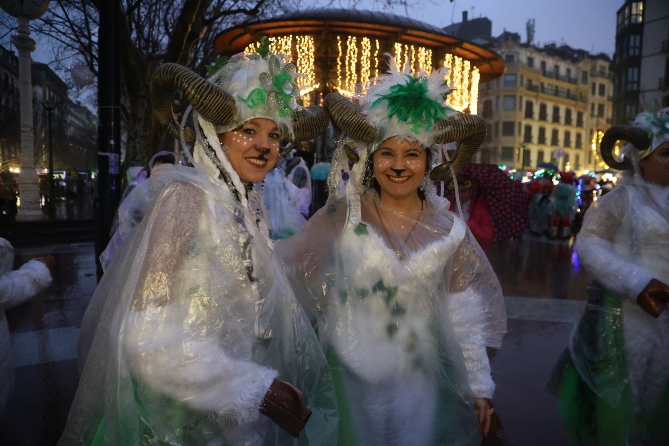 La lluvia no puede con Olentzero y Mari Domingi en Donostia