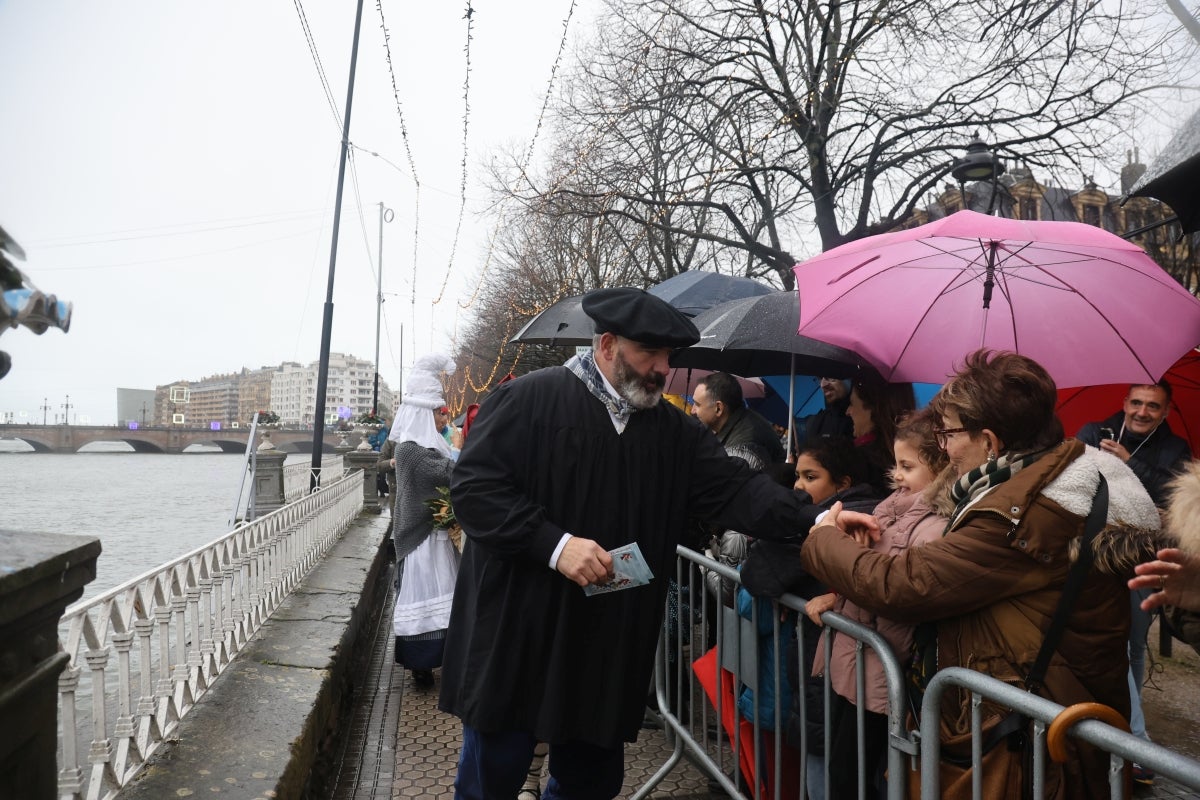 La lluvia no puede con Olentzero y Mari Domingi en Donostia