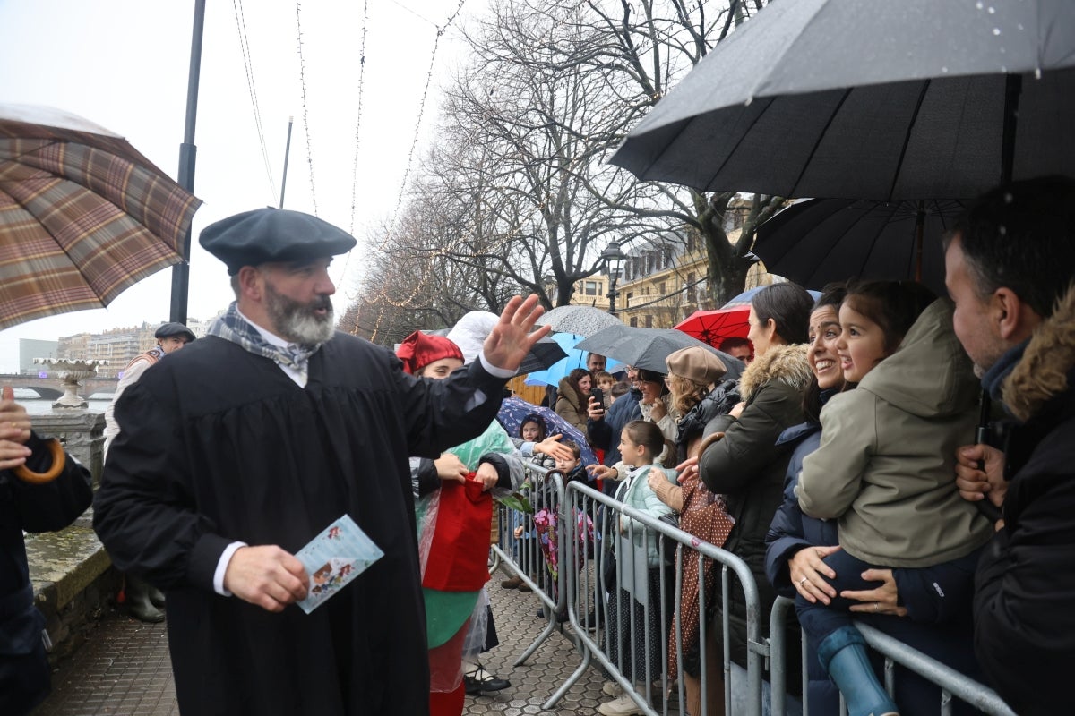 La lluvia no puede con Olentzero y Mari Domingi en Donostia