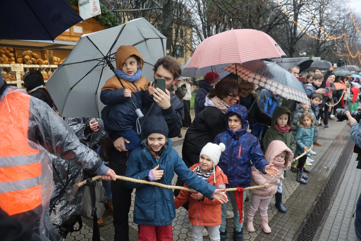 La lluvia no puede con Olentzero y Mari Domingi en Donostia