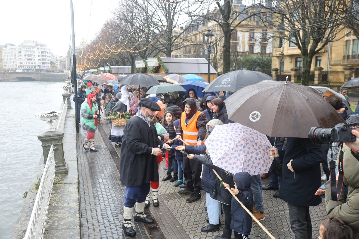 La lluvia no puede con Olentzero y Mari Domingi en Donostia