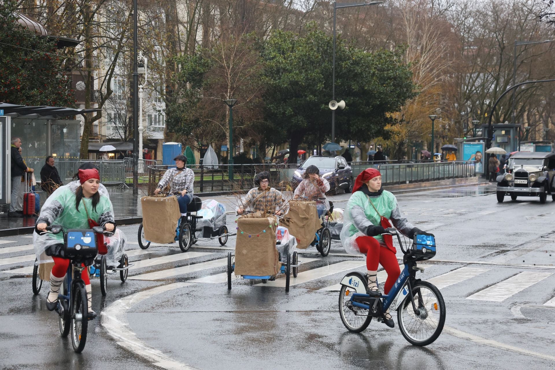 La lluvia no puede con Olentzero y Mari Domingi en Donostia