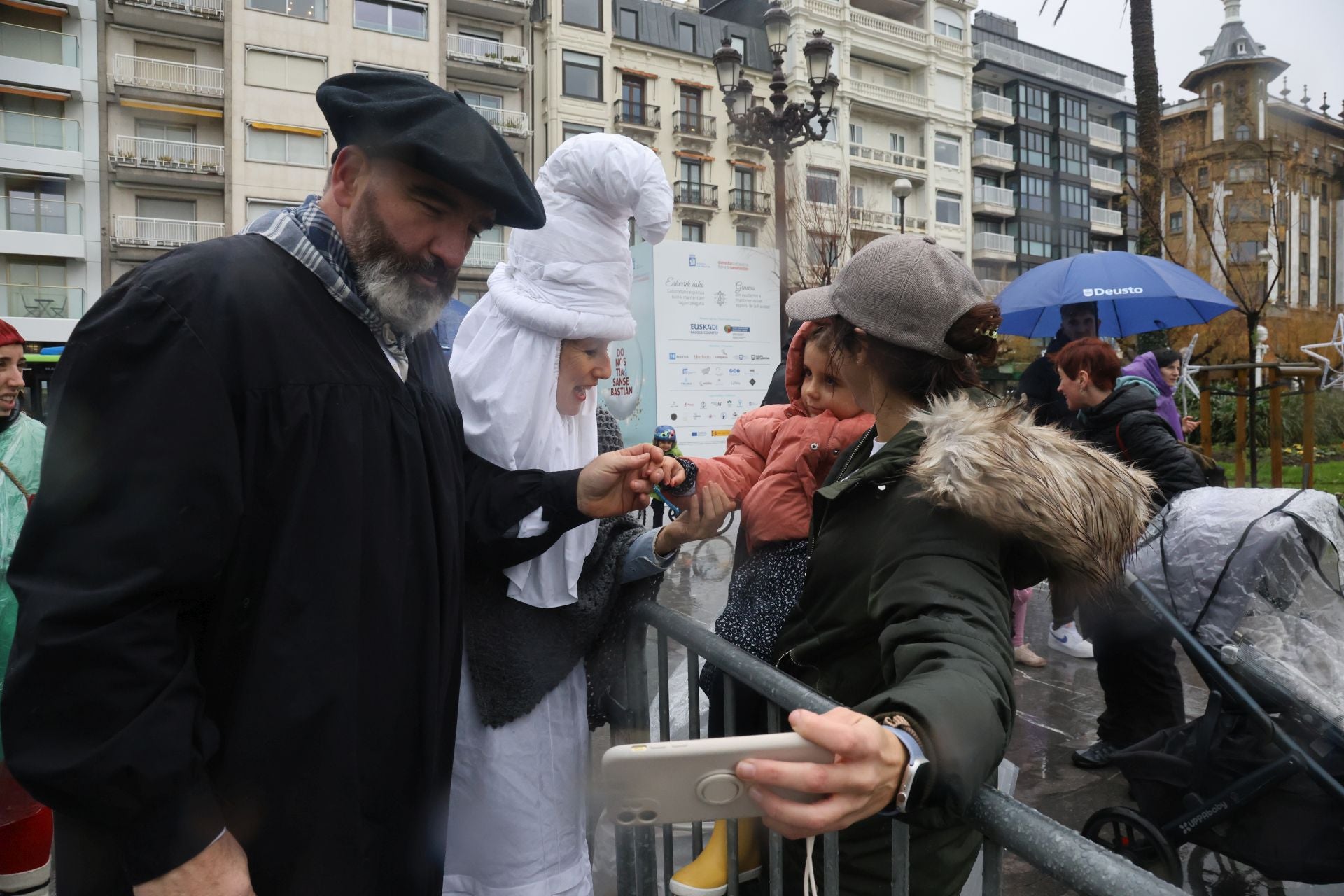 La lluvia no puede con Olentzero y Mari Domingi en Donostia