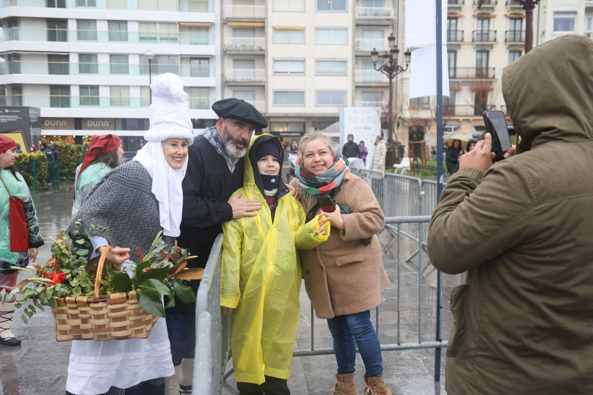 La lluvia no puede con Olentzero y Mari Domingi en Donostia
