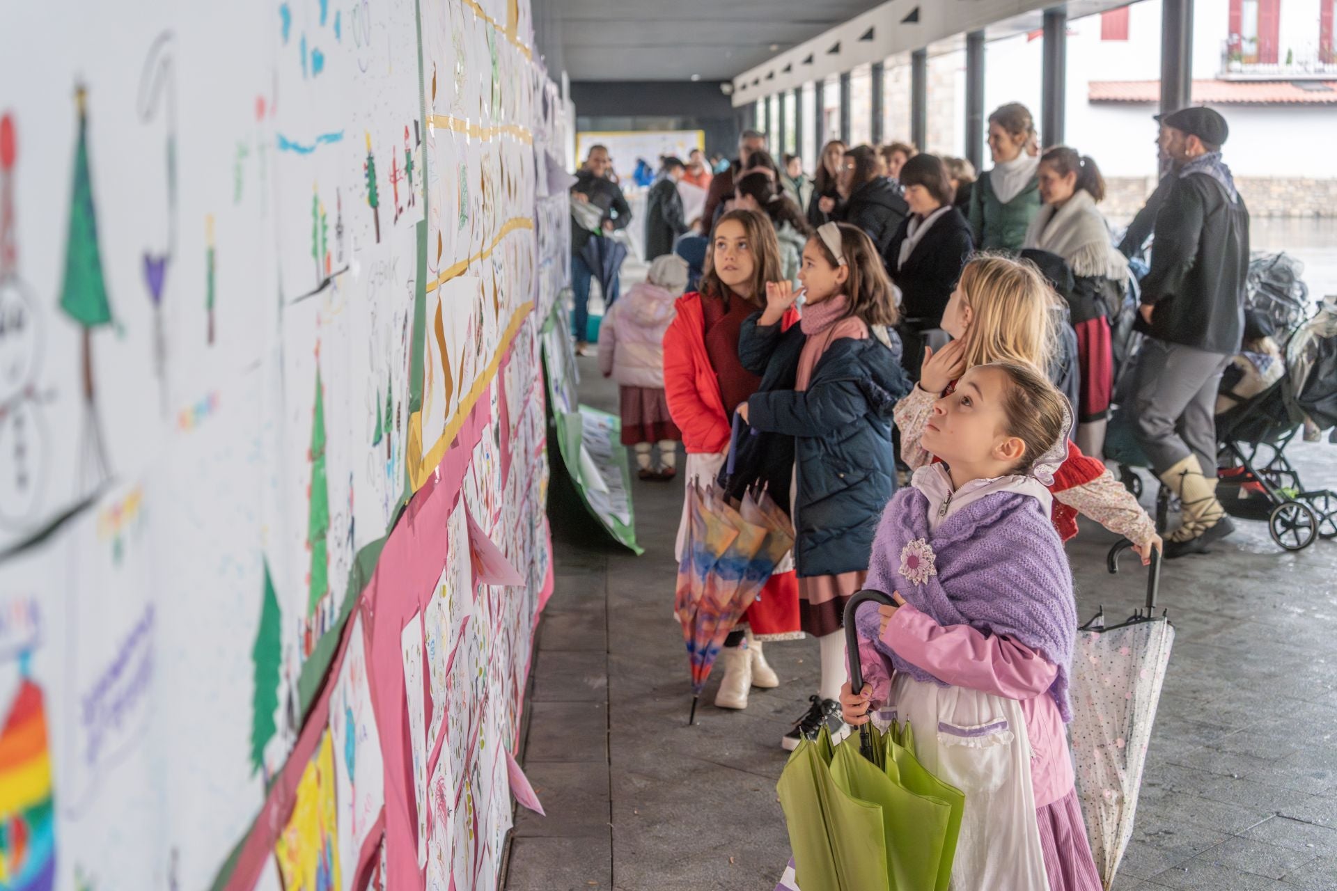 La lluvia no impide que los niños disfruten de Olentzero y Mari Domingi en Lasarte-Oria