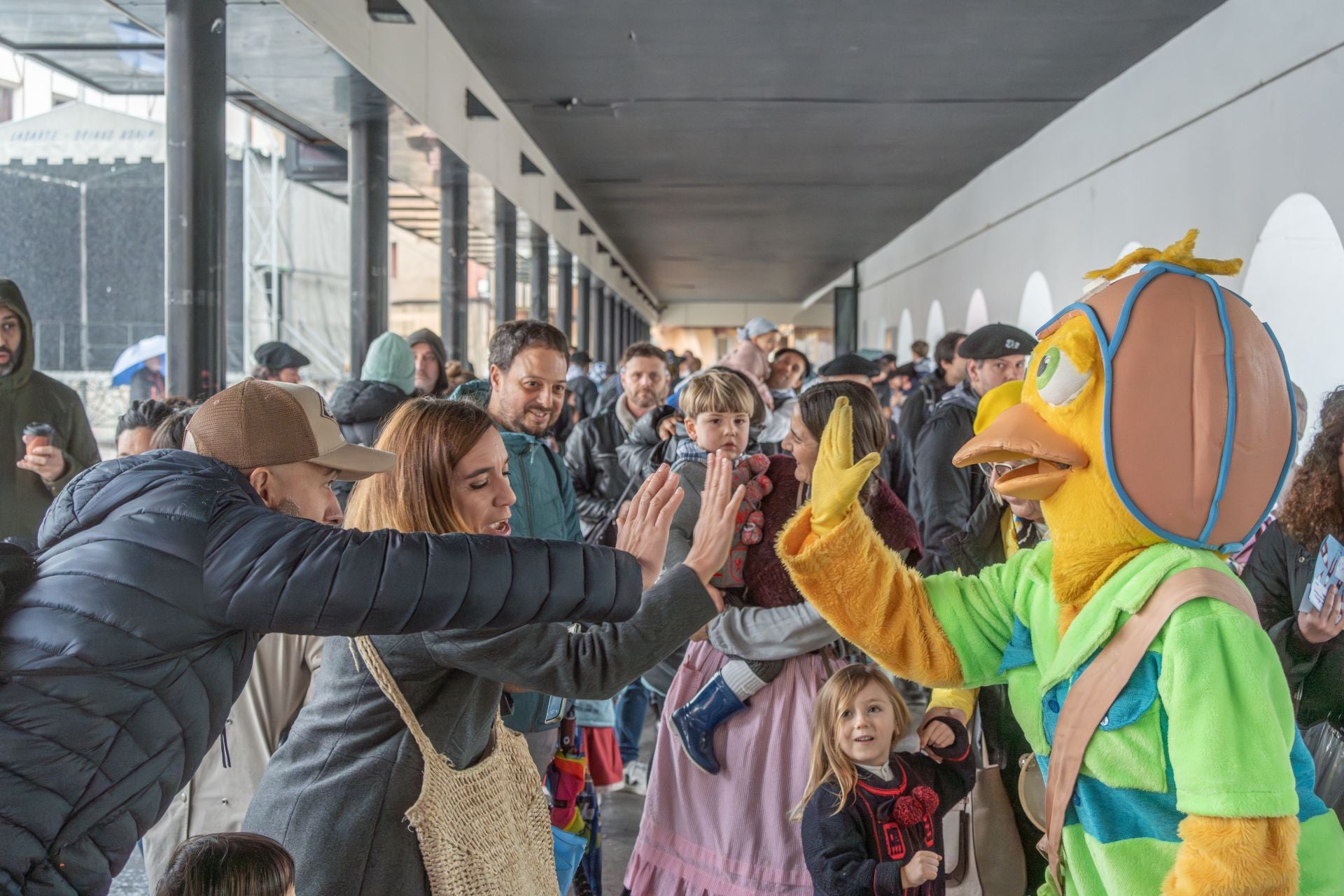 La lluvia no impide que los niños disfruten de Olentzero y Mari Domingi en Lasarte-Oria
