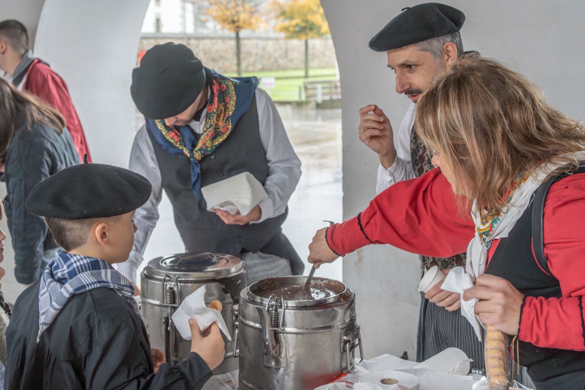 La lluvia no impide que los niños disfruten de Olentzero y Mari Domingi en Lasarte-Oria