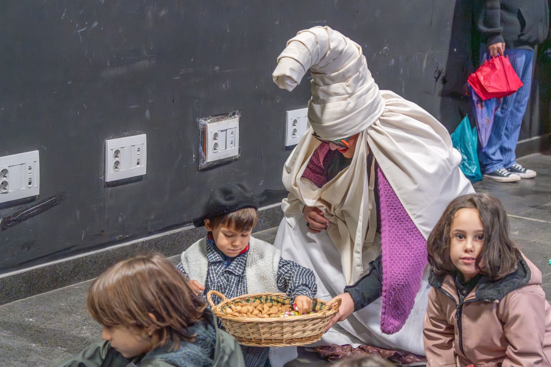 La lluvia no impide que los niños disfruten de Olentzero y Mari Domingi en Lasarte-Oria
