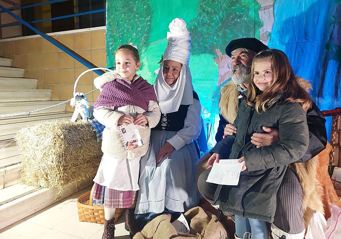 Olentzero y Mari Domingi recogen las cartas de dos niñas.