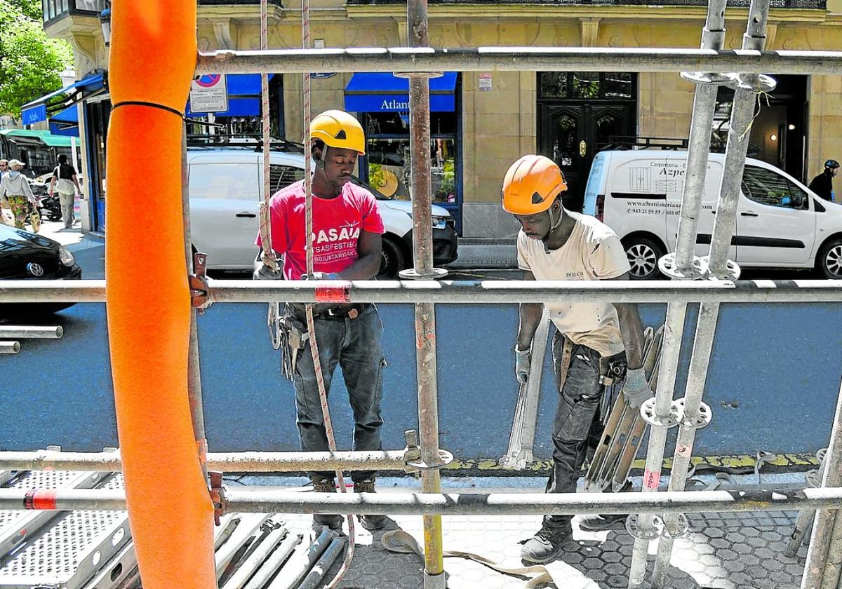 Euskadi gestionará casi 7.000 permisos de trabajo para inmigrantes cada año