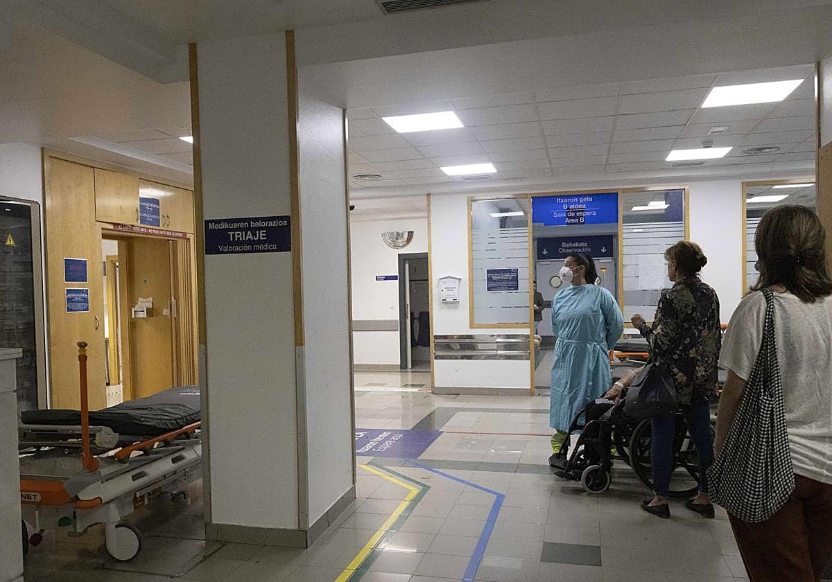 Sanitarios y usuarios, en la zona de triaje de Urgencias del Hospital Donostia.