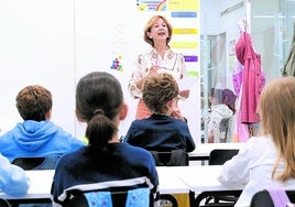 Una profesora da clase en un colegio concertado de San Sebastián.