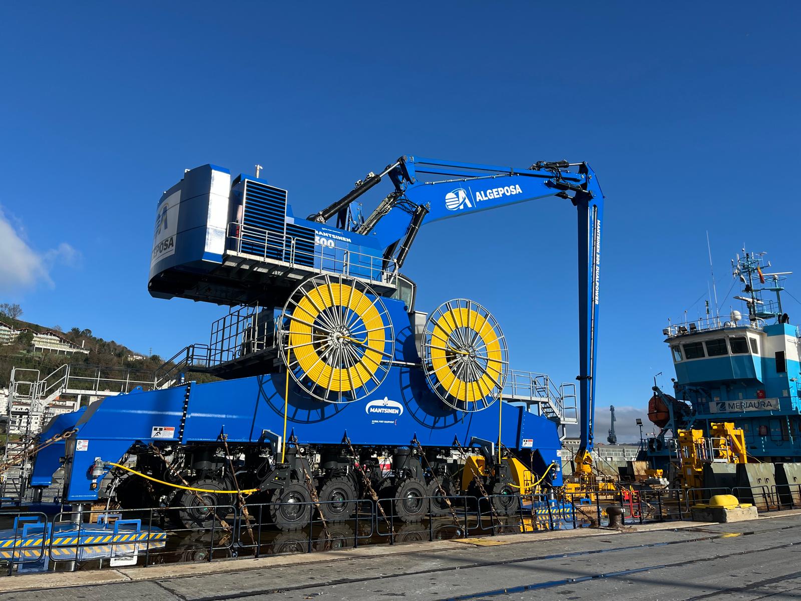 La gran grúa, de 400 toneladas, tras llegar este miércoles a la terminal de Algeposa, en el Puerto de Pasaia.