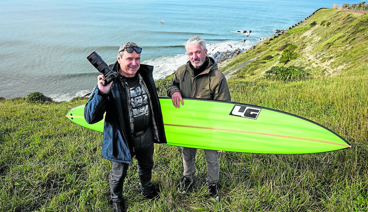 avier Amezaga y Borja Peñeñori, los autores del libro, con una cámara y una tabla.