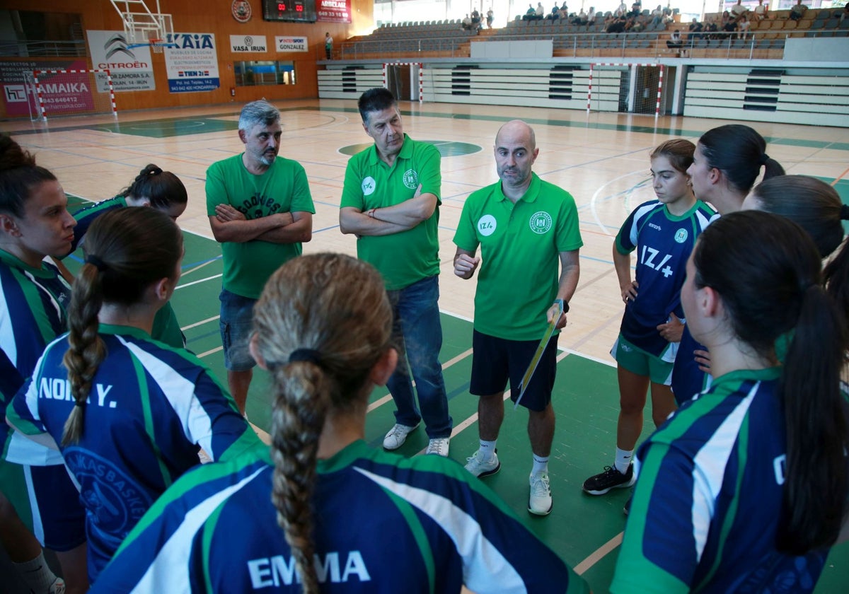 Oscar Sotomayor se dirige a las jugadoras de IZ4 Hondarribia Ikasbasket en un tiempo muerto.