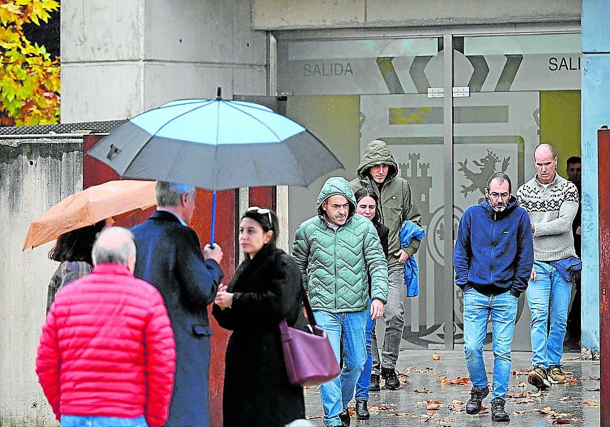 Juan Palomo, con paraguas azul en la mano, se cruza con los cuatro etarras que reconocieron que le intentaron matar.