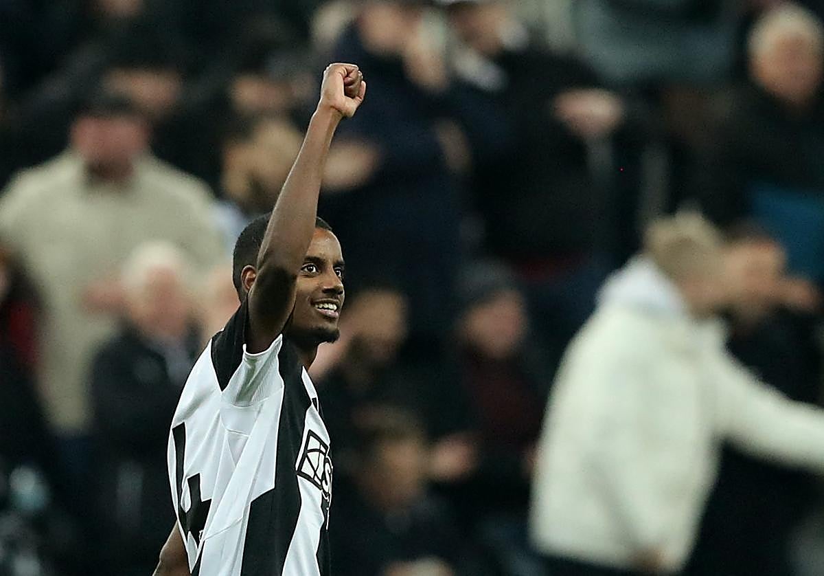 El delantero sueco marca su undécimo tanto en la Premier League ante el Aston Villa.