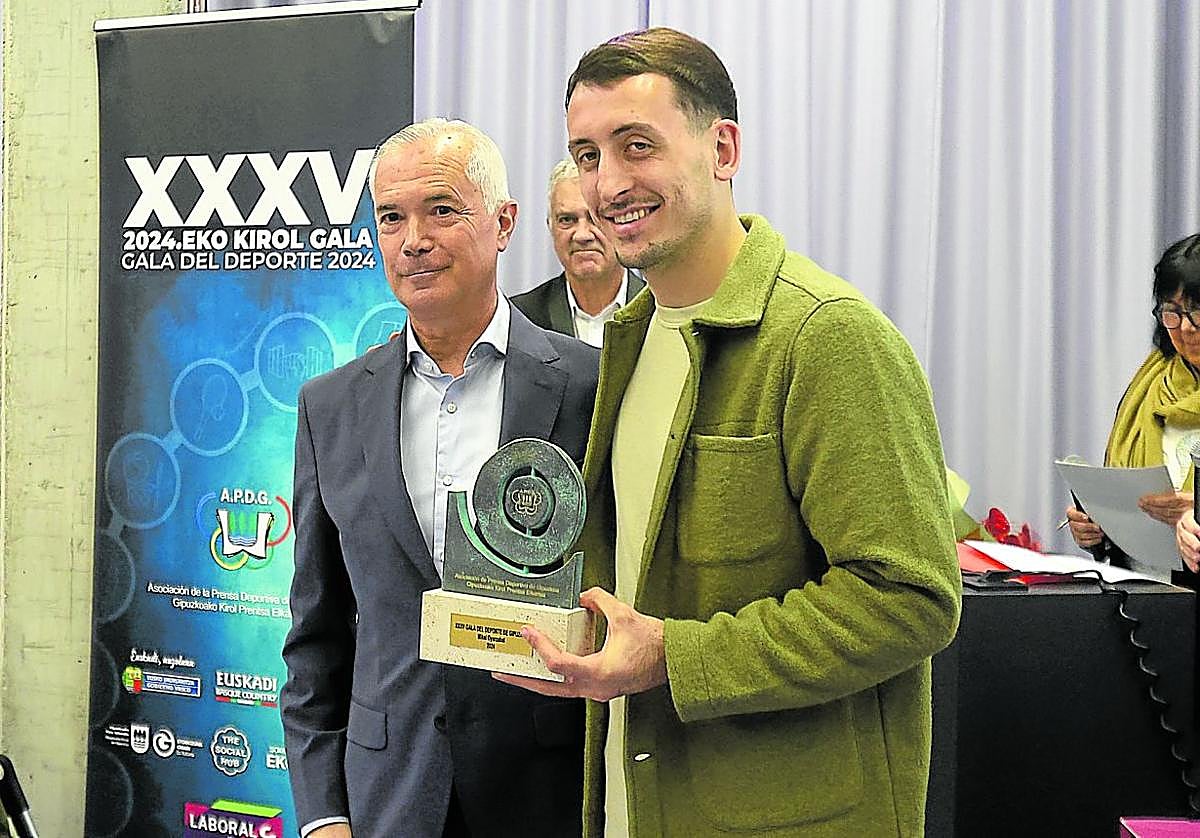 Oyarzabal recibe de manos de Pedro Soroeta el premio al mejor deportista otorgado por la Asociación de la Prensa Deportiva.
