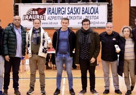 Familiares de Jose Arakistain 'Pino' y Joseba Olazabal 'Txorrotxa' en el homenaje del 50 aniversario.