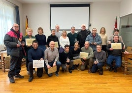 Los donantes de sangre locales posan juntos a las insignias recibidas durante el evento.