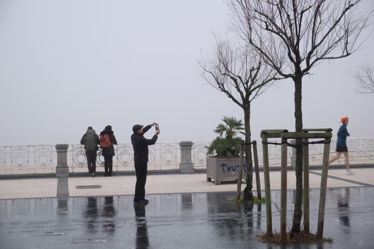 Gipuzkoa amanece bajo una densa niebla