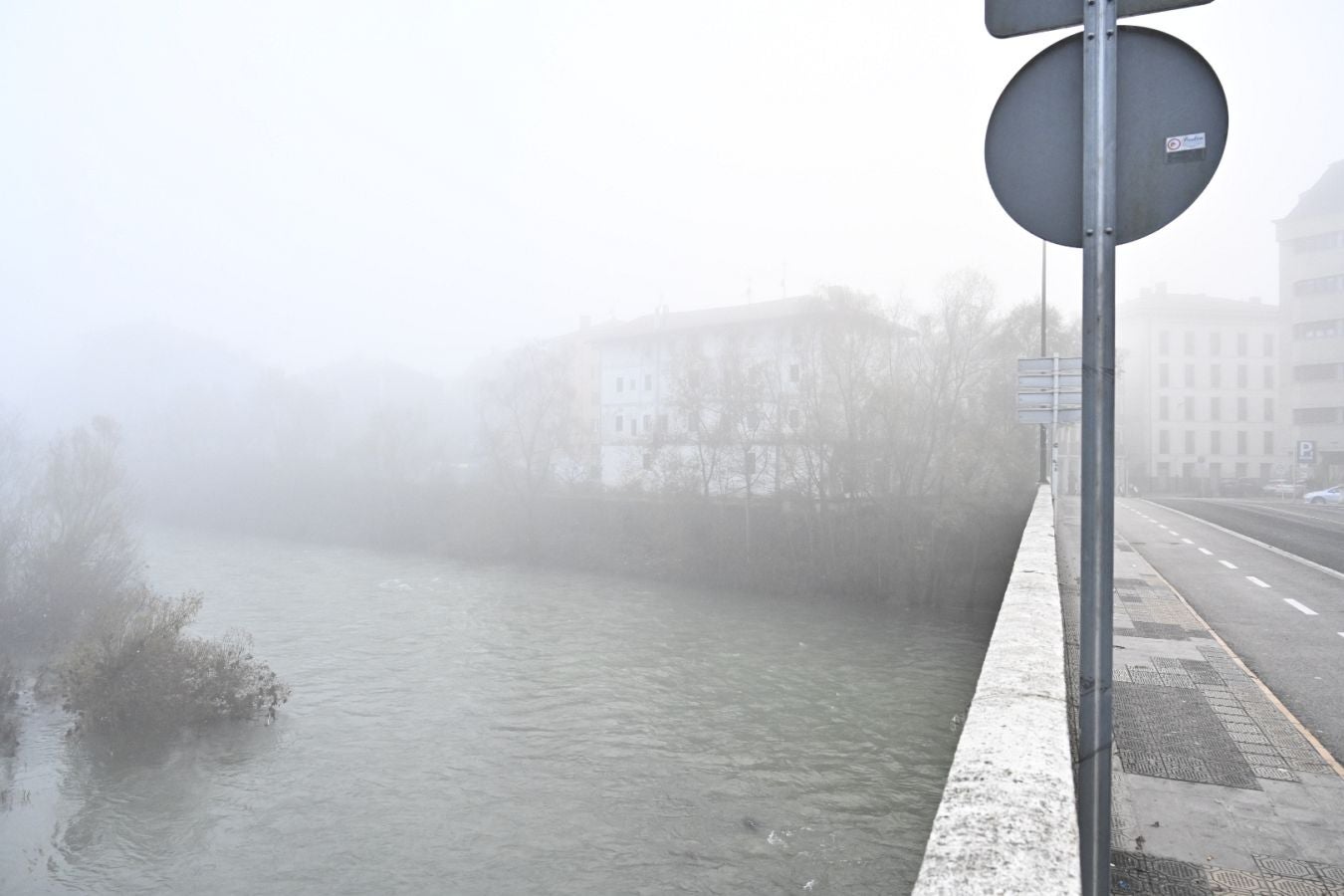 Gipuzkoa amanece bajo una densa niebla