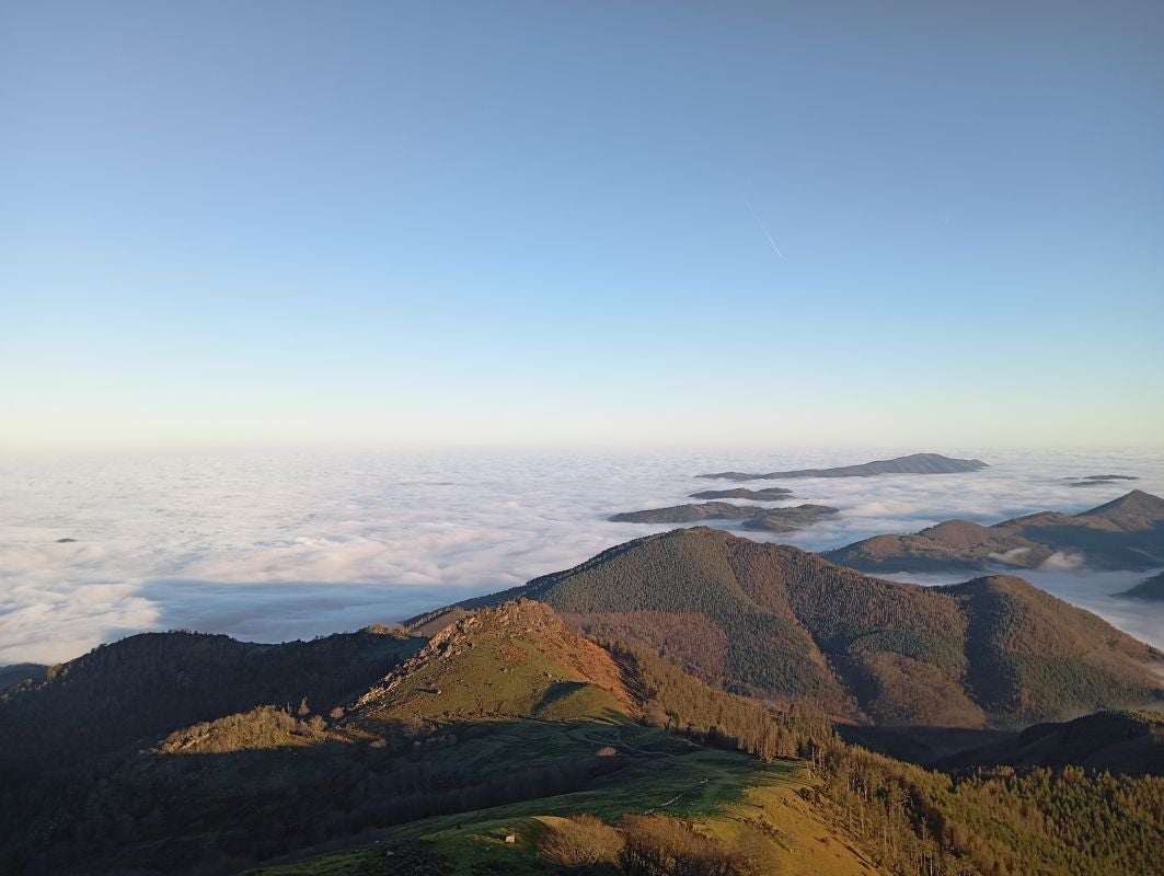 La niebla que tiñe Adarra
