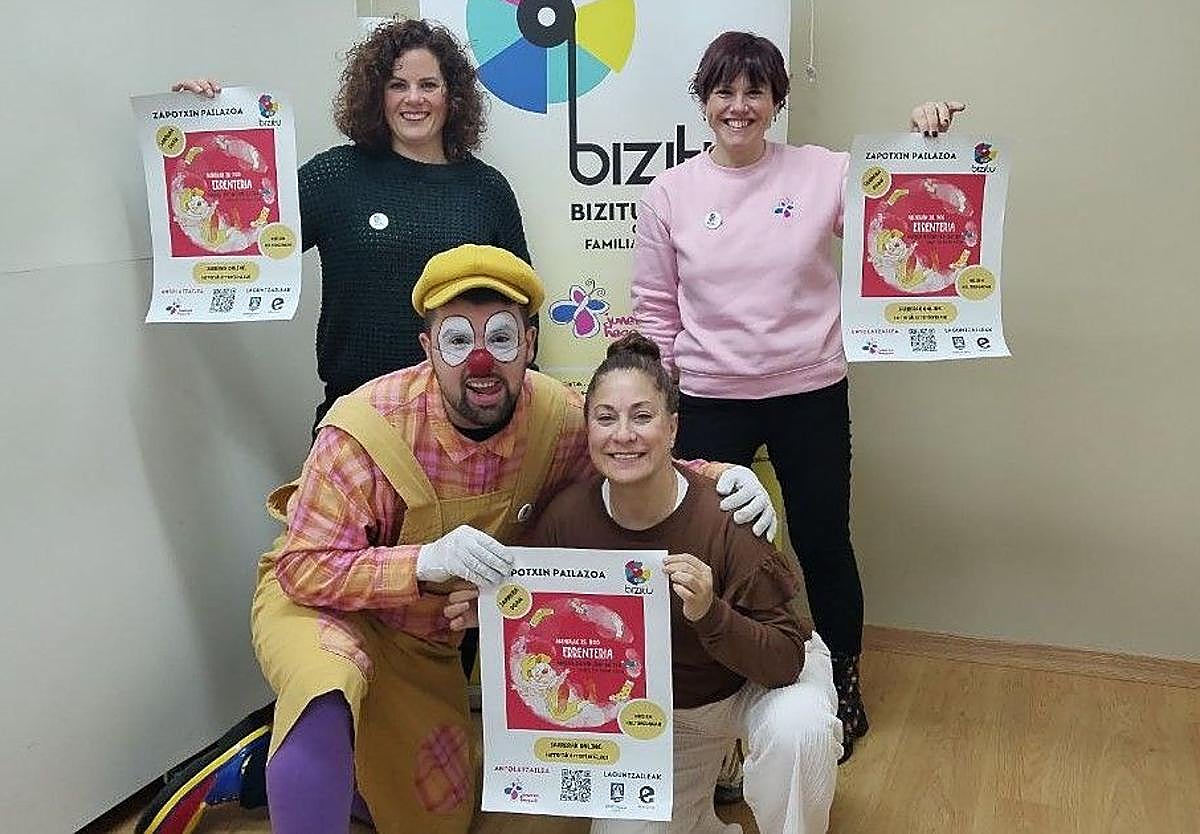 Miembros de la asociación Juneren Hegoak junto a Onintze Aguirre y el payaso Zapotxin.