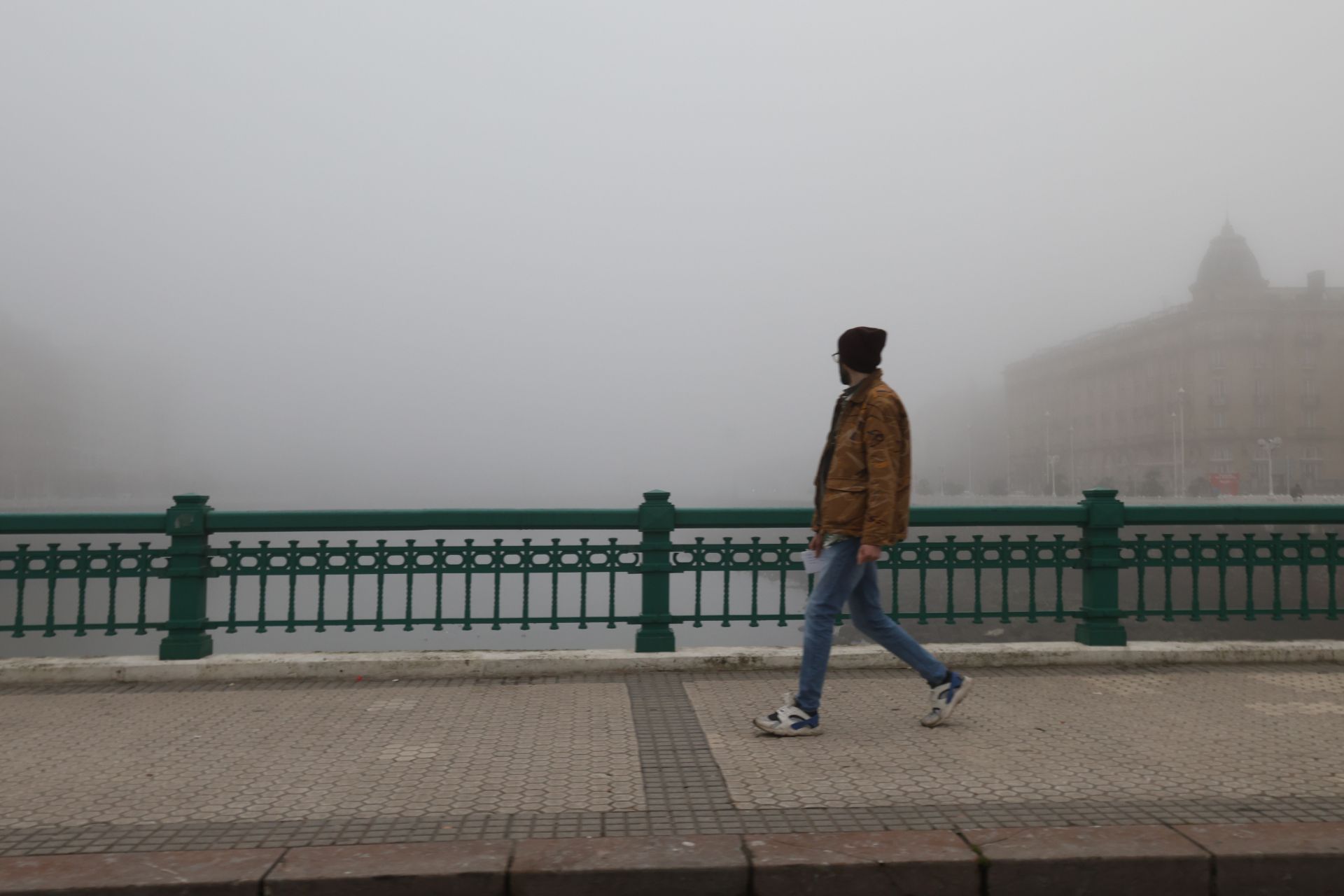 Gipuzkoa amanece bajo una densa niebla
