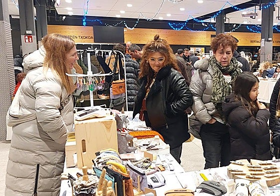 Duela egun batzuk artisauek egindako feria, Azoka Plazan.