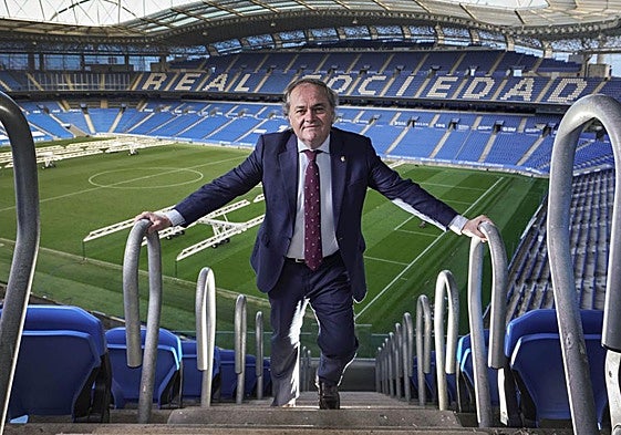 Jokin Aperribay posa con el terreno de juego del Reale Arena de fondo.