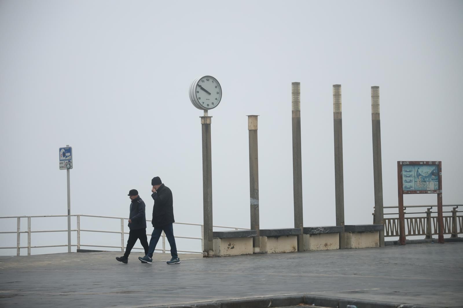 Gipuzkoa amanece bajo una densa niebla