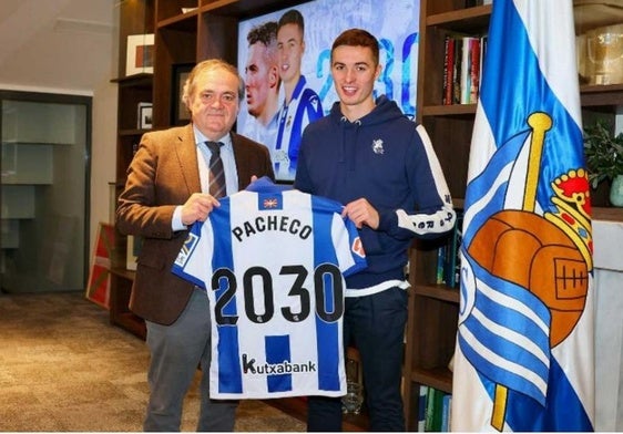 Aperribay y Pacheco sostienen la camiseta de la Real con el año 2030.