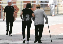 Varias personas mayores pasean por las calles de Eibar.