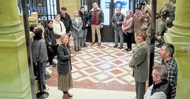 Los asistentes son recibidos por la diputada general, Eider Mendoza, en la entrada del palacio foral de Gipuzkoa.