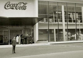 Acceso a la fábrica en 1961.