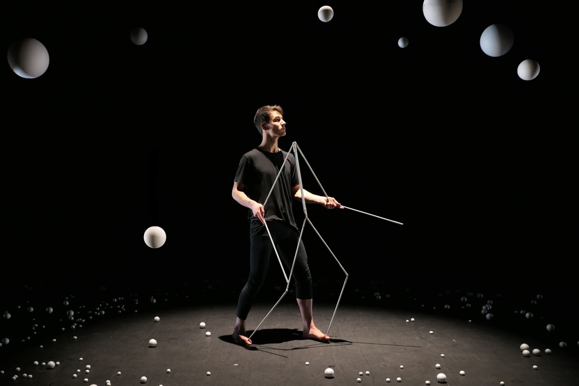 Miembro de la compañía actuando en un representación de la obra.