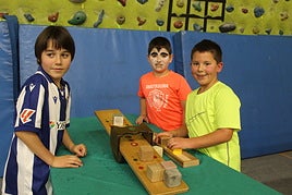 Primeran pasatzeko aukera izan zuten gaztetxoek jokuekin.